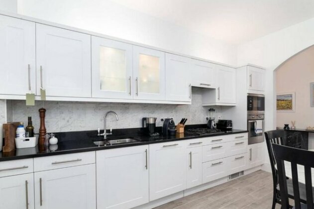 Lovely 1BR Home Near Holland Park 4 Guests - Photo5