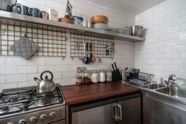 Lovely 2BR Home in South London 4 Guests - Photo3