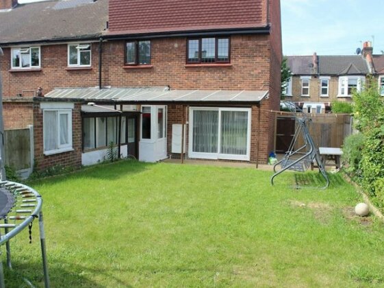 Lovely 3 Bedroom House With Large Garden - Photo2