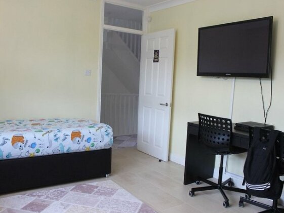 Lovely 3 Bedroom House With Large Garden - Photo4