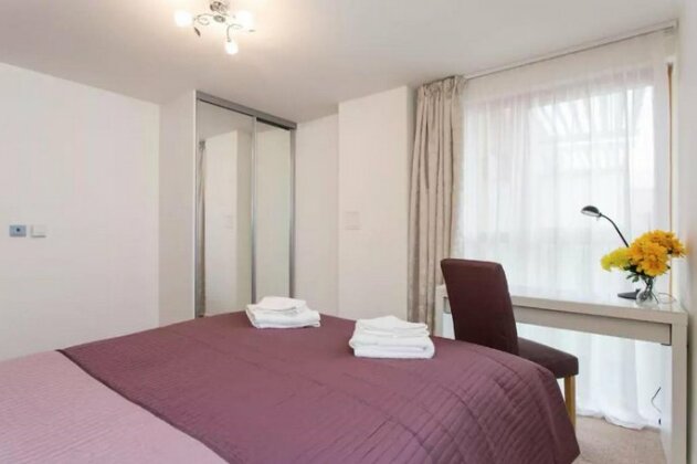 Luxury 1-Bed Apartment With Balcony In Greenwich - Photo4