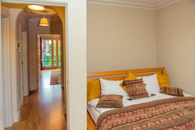 Luxury 5 Bed House - Views & Pool - Photo2