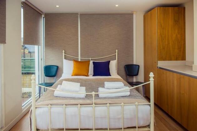 Luxury 5 Bed House - Views & Pool - Photo3