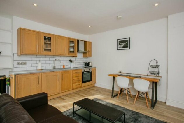 Modern 1 Bedroom Apartment in Wandsworth Road - Photo2