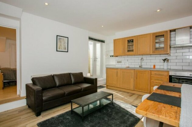Modern 1 Bedroom Apartment in Wandsworth Road - Photo3
