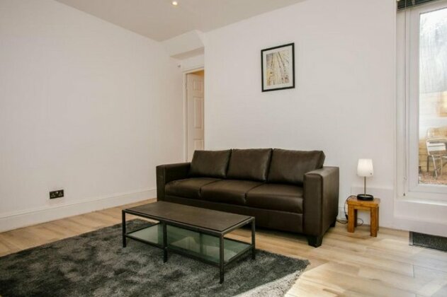 Modern 1 Bedroom Apartment in Wandsworth Road - Photo4
