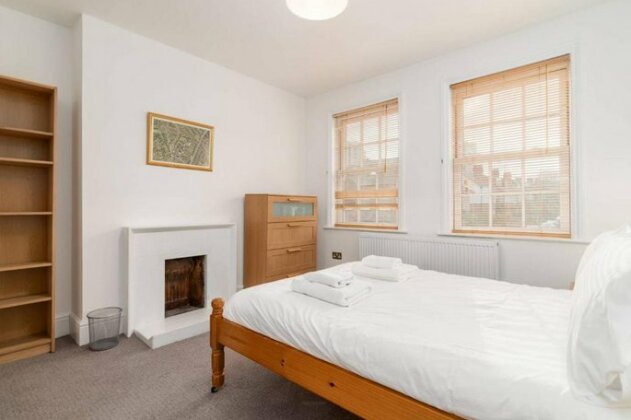 Modern 2 Bed for 4 Guests in Golders Green - Photo3