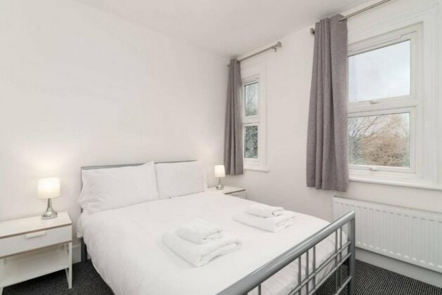 Modern 2 Bed for 4 Guests in Golders Green - Photo4