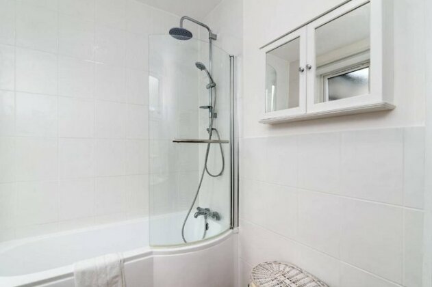 Modern 2 Bed for 4 Guests in Golders Green - Photo5