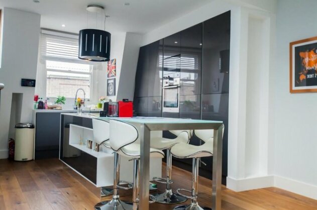 Modern Richmond Luxury Residence ensuite kitchen - Photo4