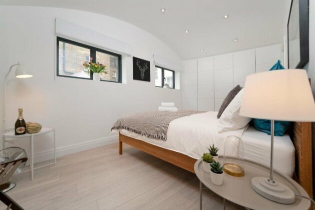 New Luxury 3 Bedroom/4 Beds/2 5 Bath Covent Gard