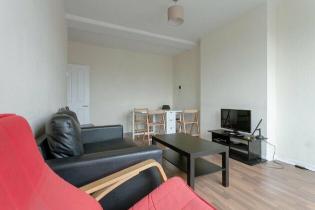 New Renovated & Spacious 4-Bed Apartment - Photo2