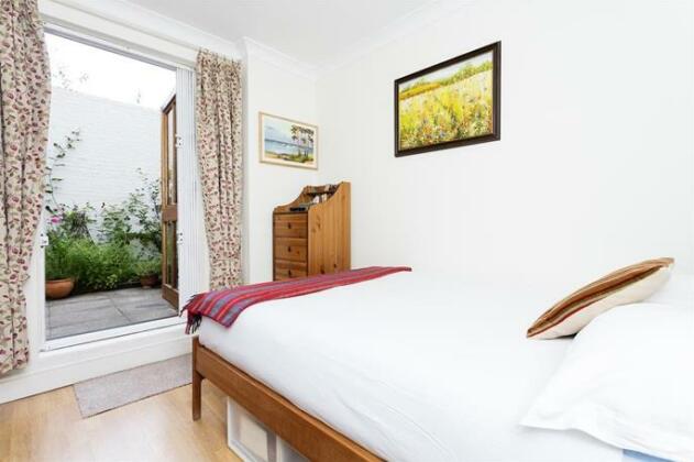One Bedroom Apartment in Brook Green - Photo3