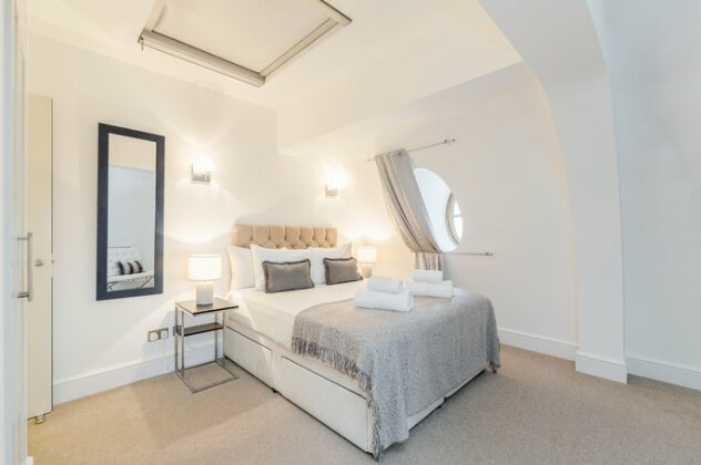 Outstanding Trafalgar Penthouse sleeps 8