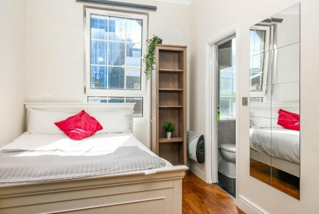 Private en-suite Room @ Liverpool street Brick Ln - Photo2