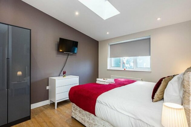 South Woodford 2 Bed En-Suite House - Photo5