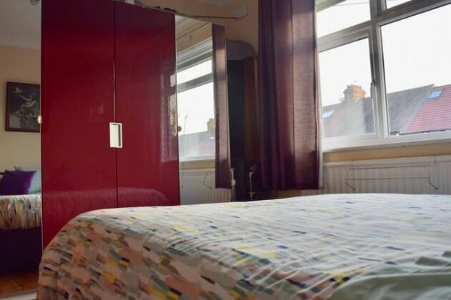 Spacious 2 Bedroom Flat in Acton - Photo3