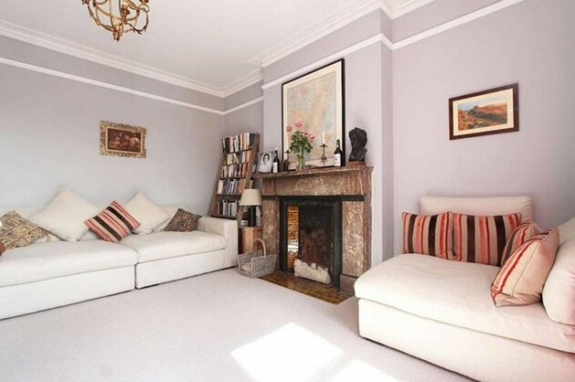 Spacious 3 Bedroom Home In North London - Photo2