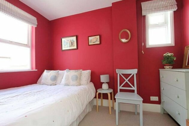 Spacious 3 Bedroom Home In North London - Photo3