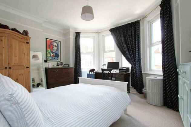 Spacious 3 Bedroom Home In North London - Photo4