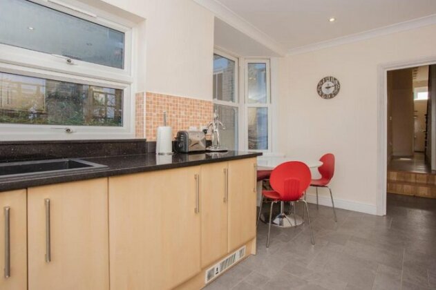 Spacious 4 Bedroom House in South Lambeth - Photo3