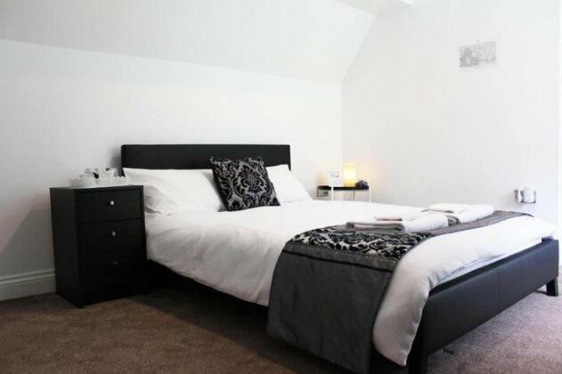 Spacious private bedroom near Biggin Hill Airport