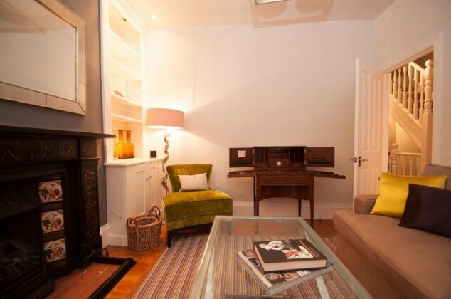 Stanley Grove 2 bed townhouse with terrace Battersea - Photo3