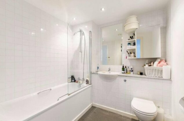 Stunning 2 Bed Flat w/ Terrace Next to Kings Cross - Photo4