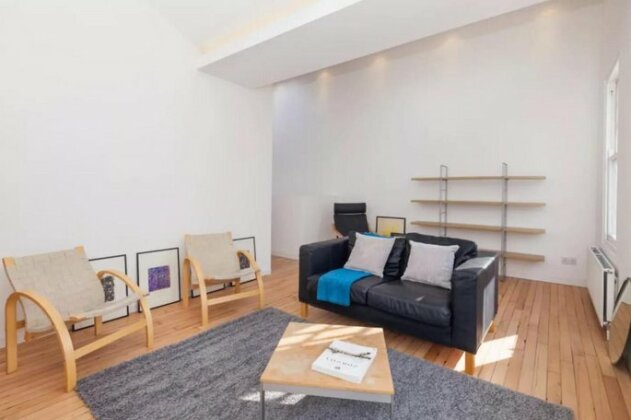 Stunning 2Bed Home with 2 Balconies in Camberwell - Photo2