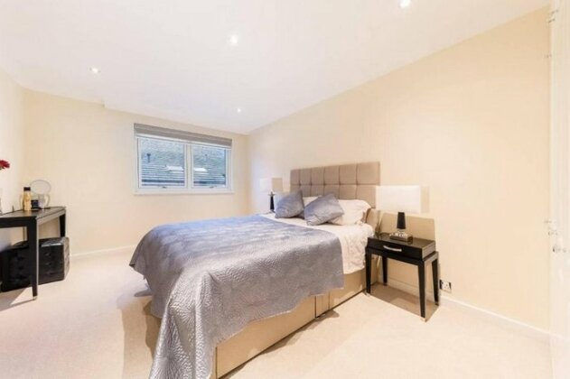 Stunning 3 Bed House with Balcony 3 Mins walk to Harrods - Photo3