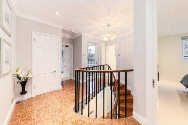 Stunning 3 Bed House with Balcony 3 Mins walk to Harrods - Photo4