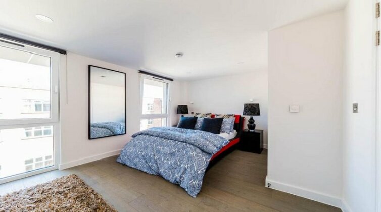 Stunning Commercial Road Apartment - Photo4