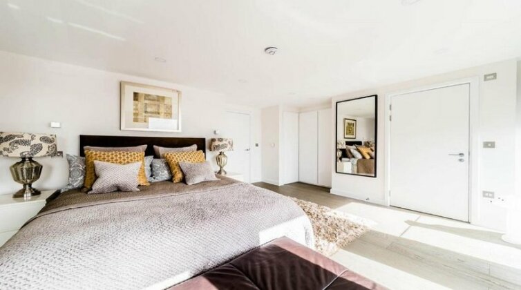 Stunning Commercial Road Apartment - Photo5