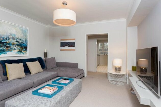 Stunning Two Bed Flat - Photo2