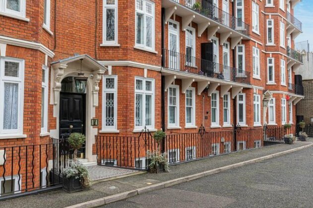 Stylish 3-bed flat with balcony is West Kensington