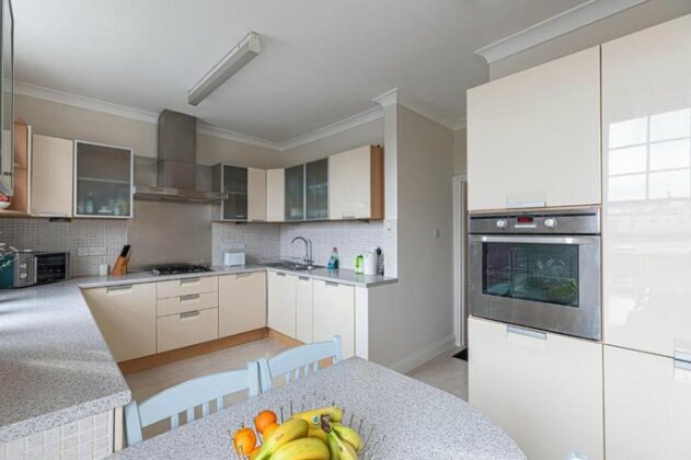 Stylish 3-bed flat with balcony is West Kensington - Photo2