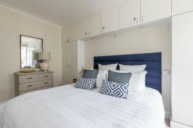 Stylish 3-bed flat with balcony is West Kensington - Photo5