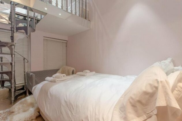 Stylish 3 Bedroom Home in Hampstead