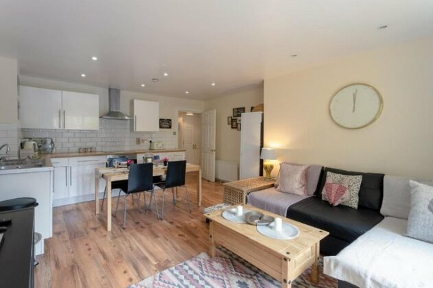 Stylish 4 Bedroom Property in East London - Photo2