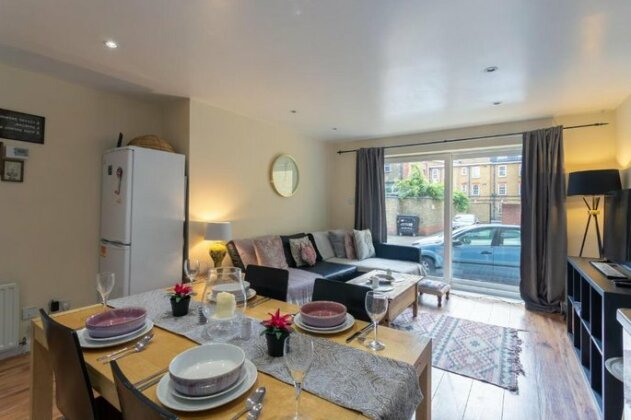 Stylish 4 Bedroom Property in East London - Photo3