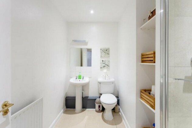 Stylish 4 Bedroom Property in East London - Photo4