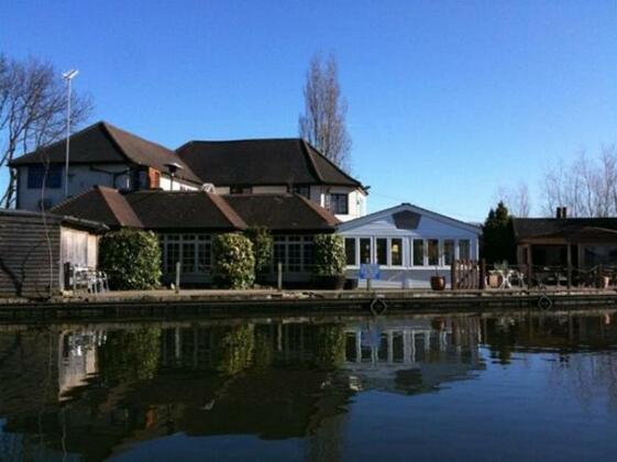 The WatersEdge Canal Cottages