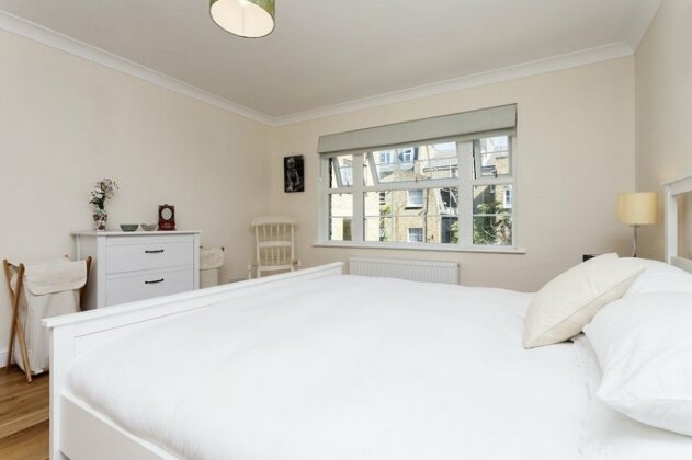 Three Bedroom Apartment in Stoke Newington - Photo3