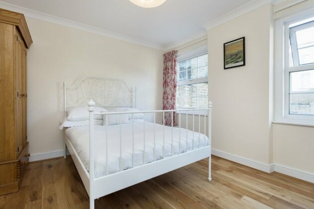 Three Bedroom Apartment in Stoke Newington - Photo4
