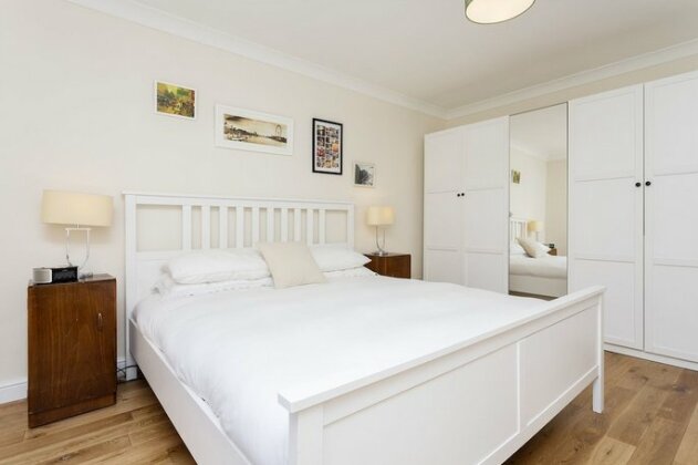 Three Bedroom Apartment in Stoke Newington - Photo5