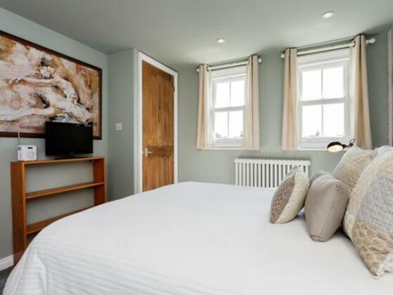 Veeve 2 Bed House Heathfield North Twickenham - Photo3