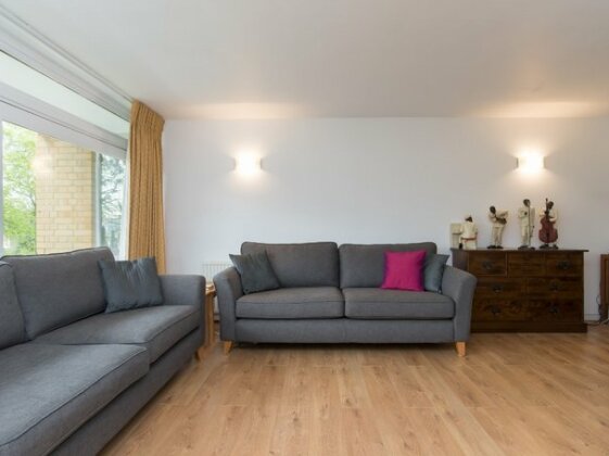 Veeve 3 Bed Apartment Westside East Finchley - Photo3