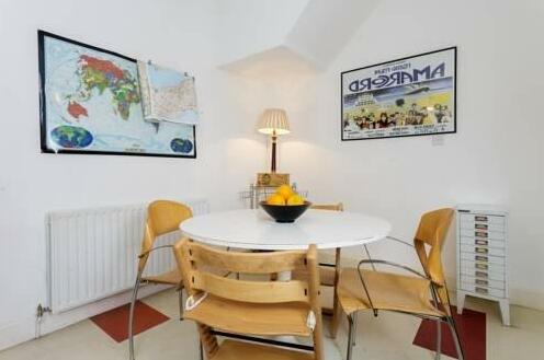 Veeve 4 Bed Family Home On Downton Avenue South London - Photo3