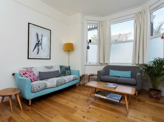 Veeve 4 Bed Home On Larden Road In Ealing - Photo2