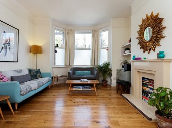 Veeve 4 Bed Home On Larden Road In Ealing - Photo3